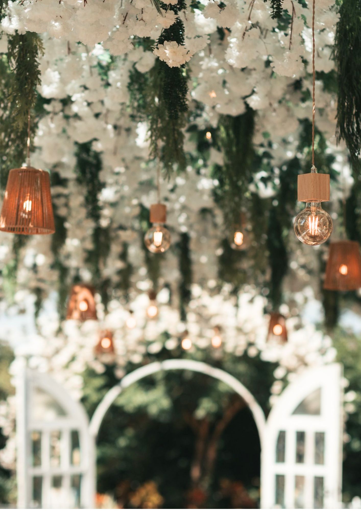 Túnel de flores iluminado